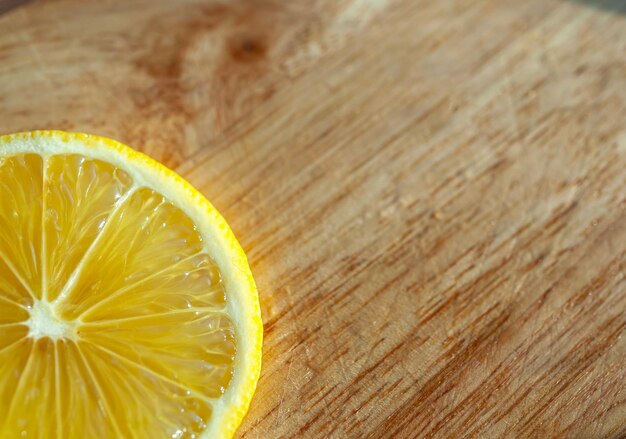 Fetta di limone su tavola di legno, vista dall'alto