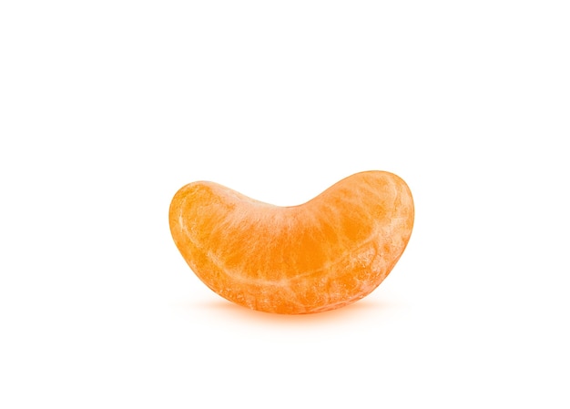 fetta di mandarino dolce su una superficie bianca