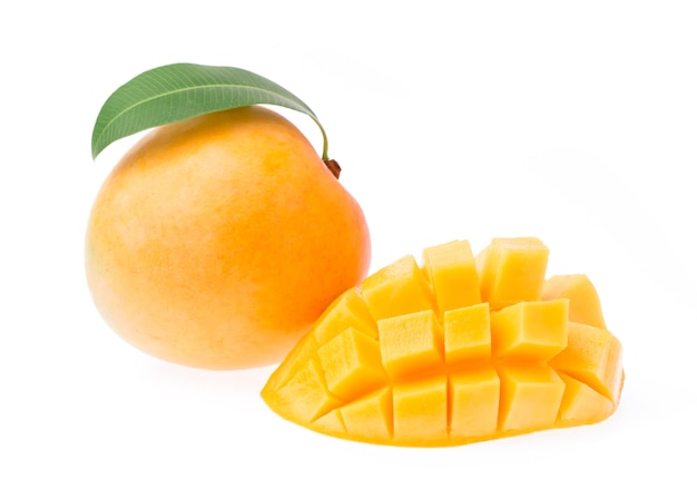 fetta di mango con foglia isolato su sfondo bianco