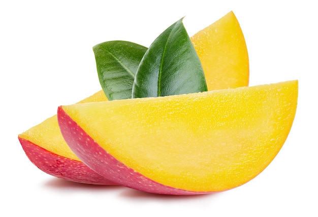 Fetta di mango con una foglia Frutta esotica con fetta isolata su sfondo bianco Percorso di ritaglio Piena profondità di campo