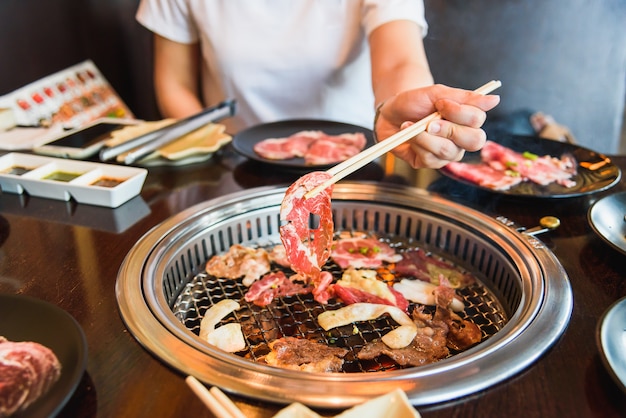 Fetta di manzo crudo per barbecue o yakiniku in stile giapponese