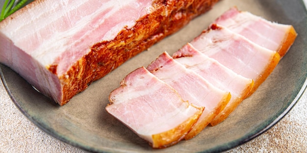 Fetta di pancetta di maiale lardo affumicato pasto grasso spuntino sul tavolo spazio copia sfondo alimentare