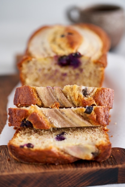 Fetta di pane alla banana di torta con banana e mirtilli colazione del mattino con caffè