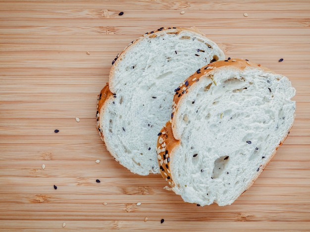 Fetta di pane alle erbe fatta in casa fresca sul tagliere di bambù.