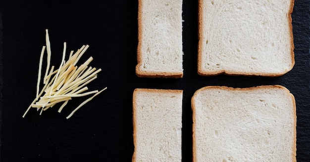 Fetta di pane bianco e formaggio