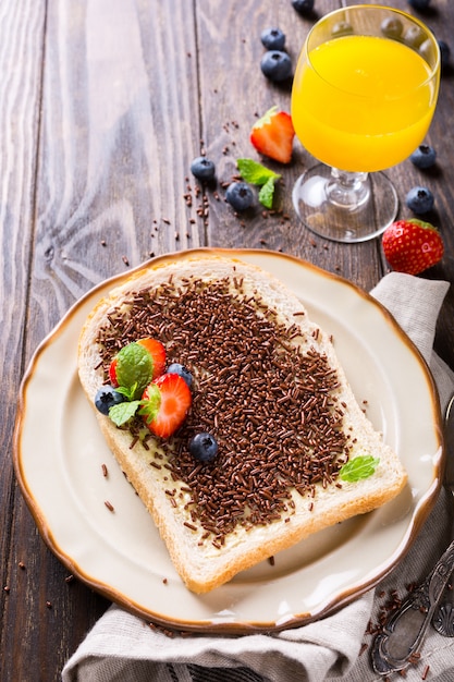 Fetta di pane con granelli di cioccolato hagelslag