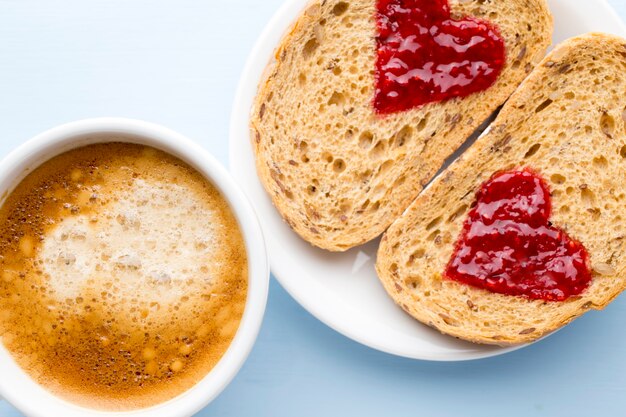 Fetta di pane con marmellata a forma di cuore