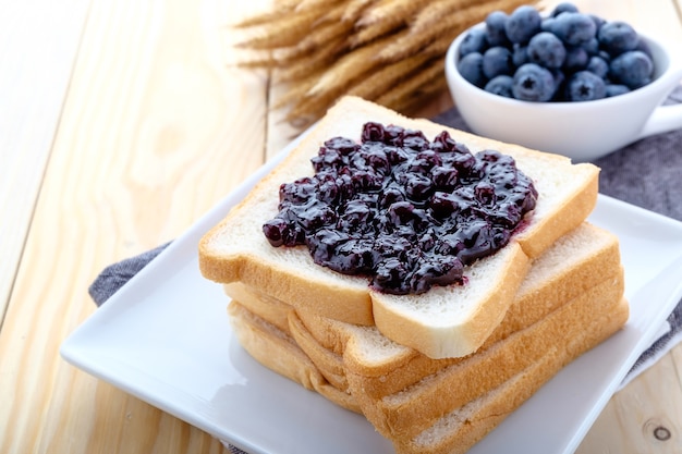 fetta di pane con marmellata di mirtilli