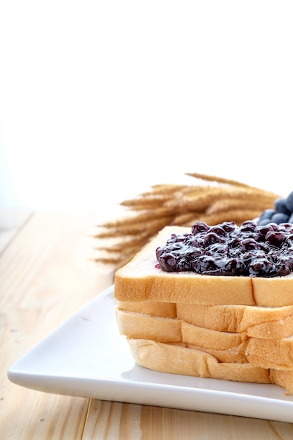 fetta di pane con marmellata di mirtilli