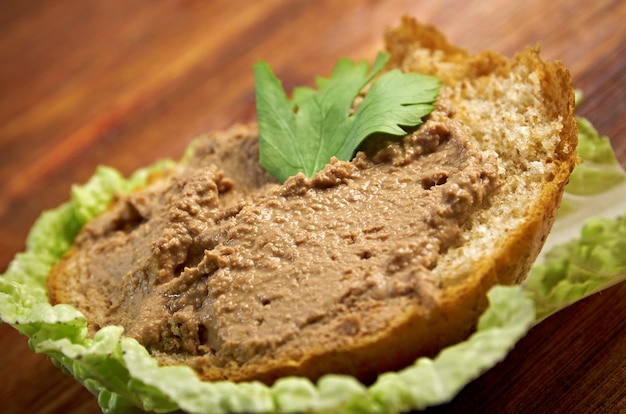 Fetta di pane con patÃ Â±.fattoria,casalinga