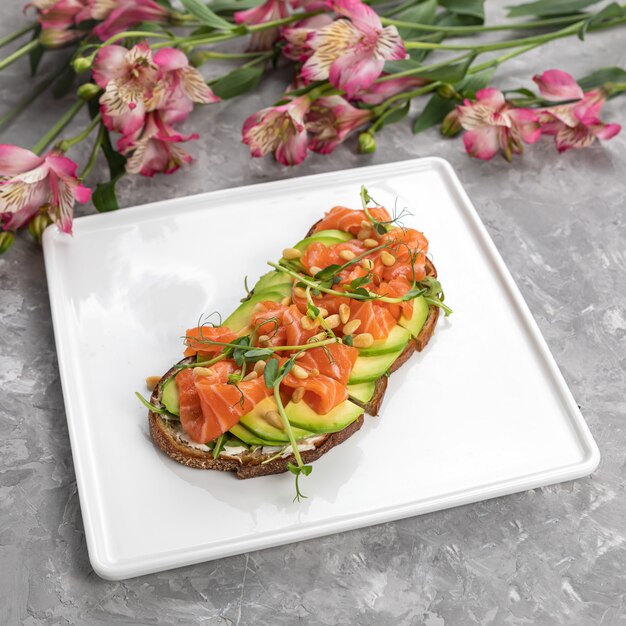 Fetta di pane con salmone e avocado