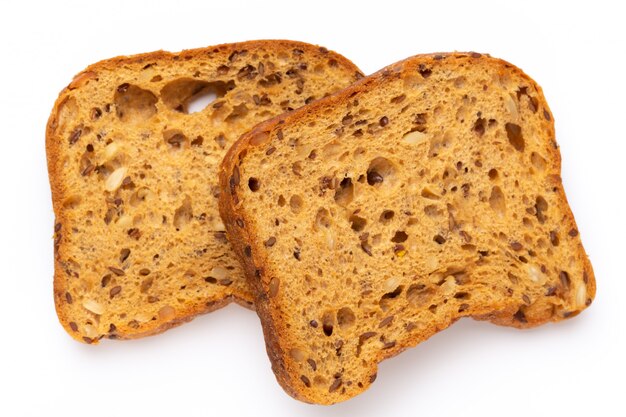 Fetta di pane di segale su un bianco.