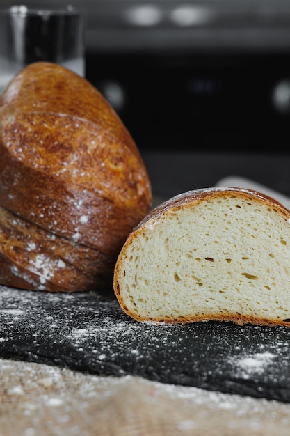 Fetta di pane fatto in casa prodotti agricoli naturali Dolci sani e gustosi Pane integrale uova farina Primo piano sfondo scuro