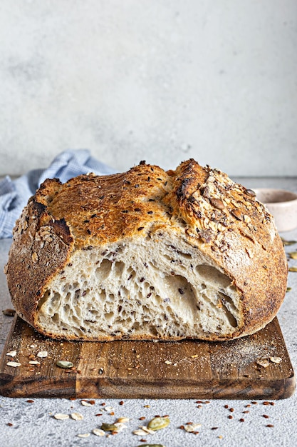 Fetta di pane fresco fatto in casa con farina di lievito naturale integrale