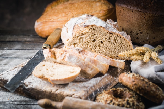 Fetta di pane fresco fatto in casa e coltello su tavola rustica