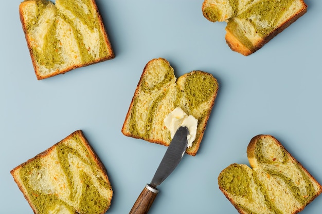 Fetta di pane in marmo al tè matcha