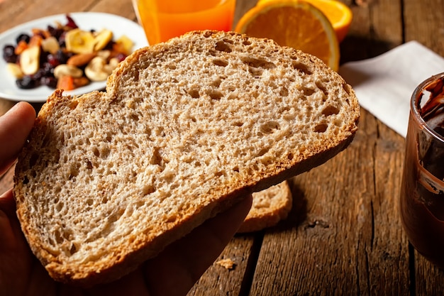 Fetta di pane integrale organico sulla tavola rustica