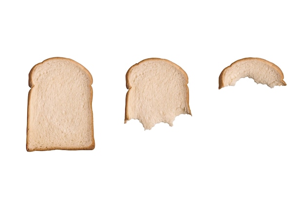Fetta di pane isolata su priorità bassa bianca.