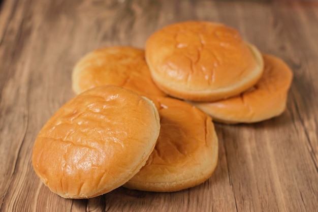 Fetta di pane per hamburger deliziosa dal colore dorato e cucinata in casa