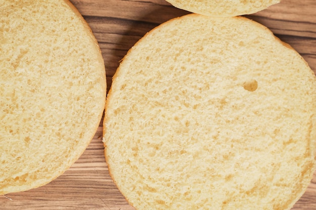 Fetta di pane per hamburger deliziosa dal colore dorato e cucinata in casa