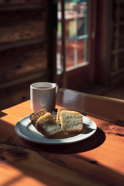 Fetta di pane servita con caffè espresso caldo in una tazza su una casetta di legno al parco nazionale