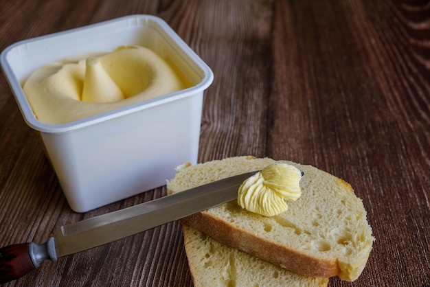 Fetta di pane spalmata con burro cremoso