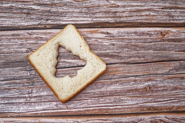 Fetta di pane tagliata a forma di albero di natale su un tavolo di legno