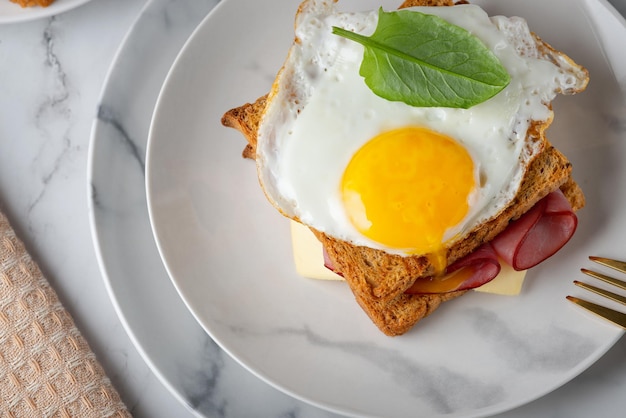 Fetta di pane tostato con prosciutto e uova fritte