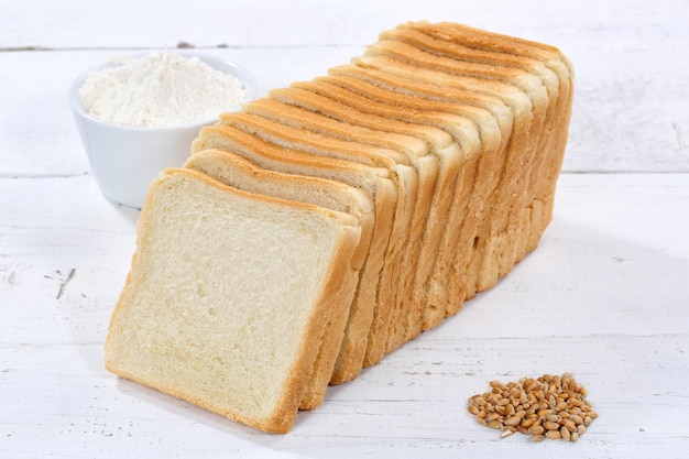 Fetta di pane tostato fette affettate su tavola di legno