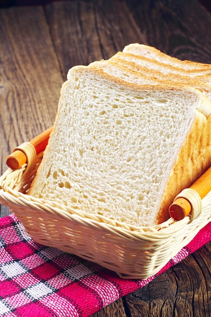 Fetta di pane tostato in un cestino sul tavolo