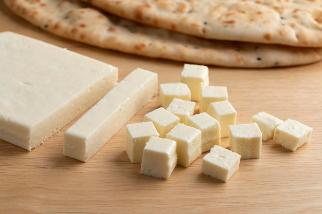 Fetta di paneer indiano e ritagli