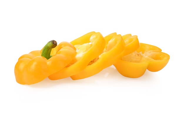 Fetta di peperone giallo dolce su sfondo bianco