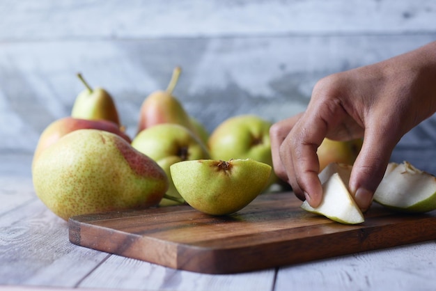 fetta di pere fresche sul tavolo da vicino