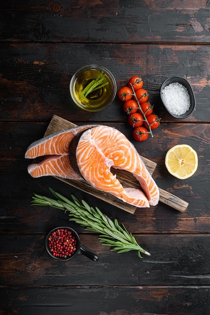 Fetta di pesce rosso salmone alle erbe