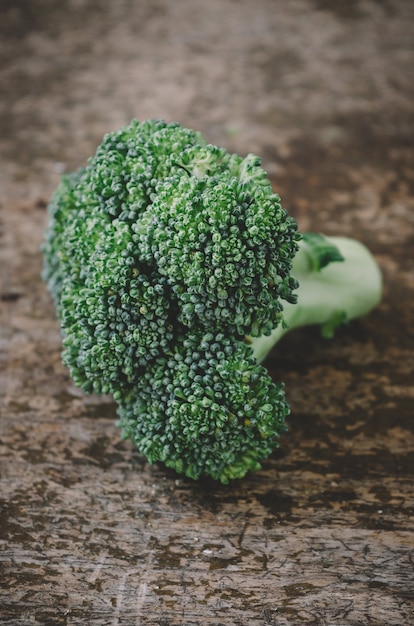 Fetta di piastra marrone broccoli