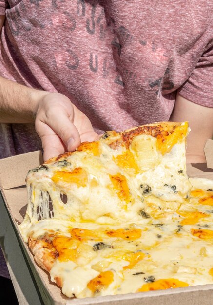 fetta di pizza con formaggio fuso e pomodoro