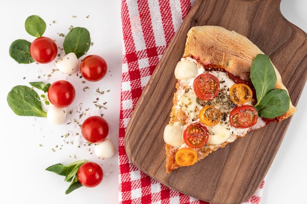 Fetta di pizza deliziosa sul bordo di legno