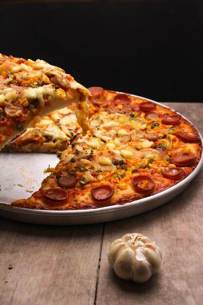 Fetta di pizza grande pizza al formaggio condita con carne di manzo e salsiccia Deliziosa tradizionale italiana veloce