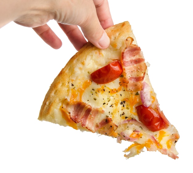 Fetta di pizza isolata La mano umana tiene una deliziosa porzione di pizza su sfondo bianco