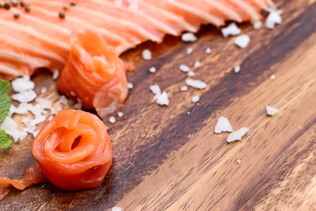 fetta di salmone crudo