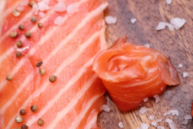 fetta di salmone crudo