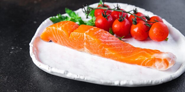 Fetta di salmone pezzo di pesce cibo crudo fetta rossa pasto a base di frutti di mare spuntino dietetico