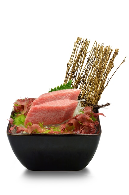 Fetta di sashimi Otoro in stile giapponese ciotola nera su sfondo bianco