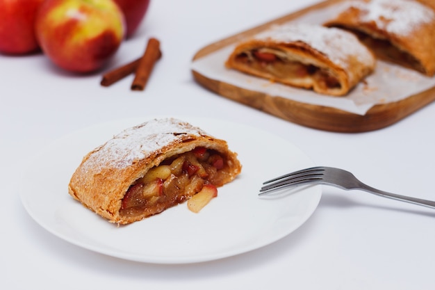 fetta di strudel di mele sul piatto