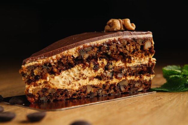 Fetta di torta al cioccolato con noci