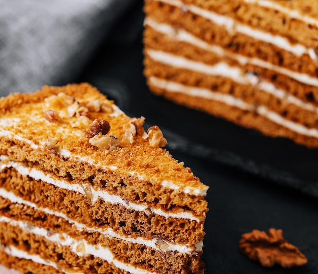 Fetta di torta al miele da vicino