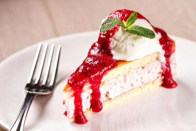 Fetta di torta con gelato Foto di alta qualità