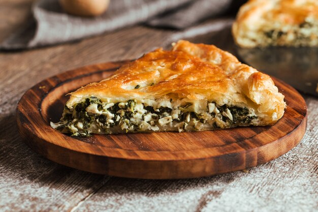 Fetta di torta con ripieno di spinaci e formaggio