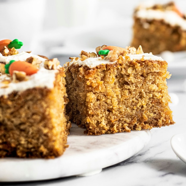 Fetta di torta di carote fresca fatta in casa