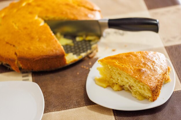 Fetta di torta di mele classica sul piatto bianco sul tavolo della cucina